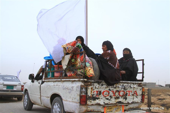 Người dân Iraq sống ở khu vực ngoại ô phía đông thành phố Mosul được đưa tới khu trại tị nạn ở Bazwaia, Iraq, ngày 1/11/2016.