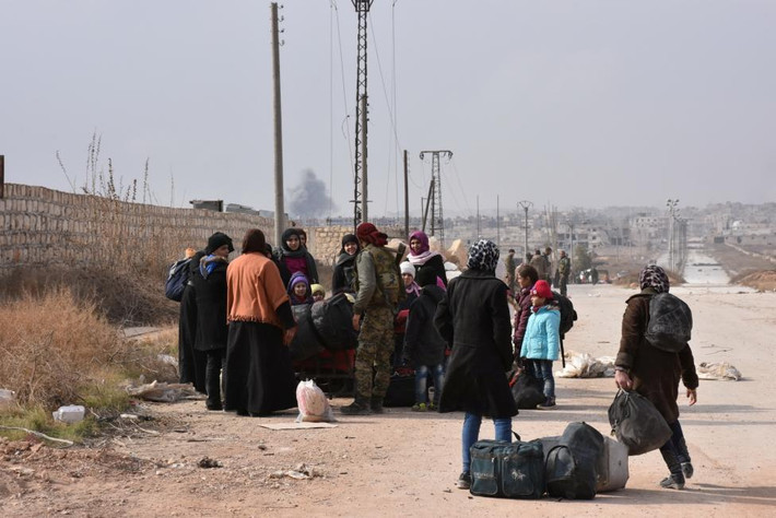 Các binh sĩ Syria trò chuyện với người dân tại một khu vực do chính phủ Damascus kiểm soát ở thành phố Aleppo.