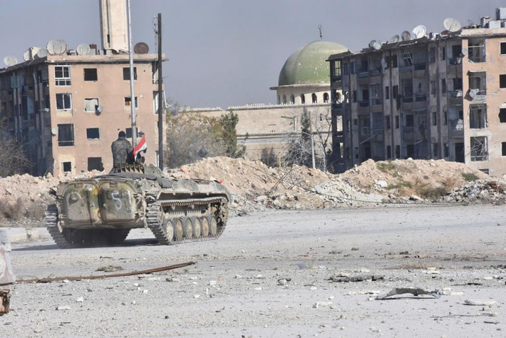 Một binh sĩ Syria điều khiển xe quân sự trên đường phố sau khi lực lượng chính phủ Damascus giành lại quyền kiểm soát khu al-Haidariya hôm 29/11.