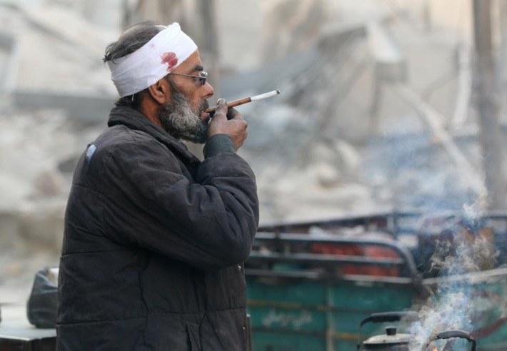 Một người bán hàng bị thương tại khu vực do phe nổi dậy kiểm soát ở Aleppo hôm 23/11. (Nguồn ảnh: Reuters).
