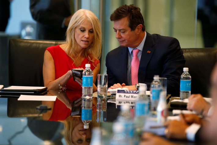 Bà Kellyanne Conway và Paul Manafort, nhân viên của ông Trump, trao đổi trong một cuộc thảo luận về an ninh tại tháp Trump ngày 17/8.