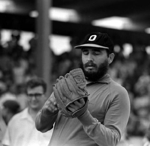 Nhà lãnh đạo Fidel Castro chơi bóng chày tại thủ đô La Habana hồi tháng 8/1964.