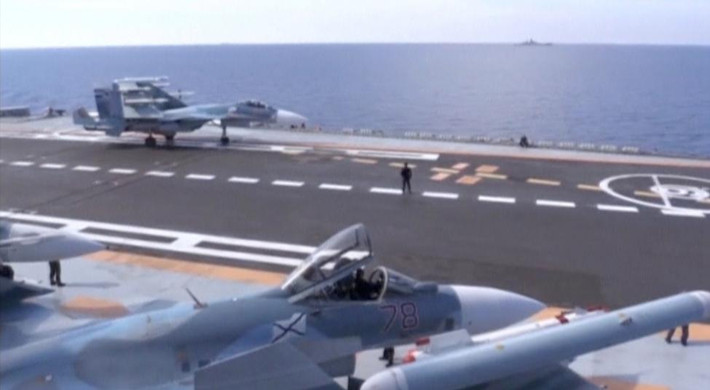 Các chiến đấu cơ hạ cánh trên tàu sân bay Admiral Kuznetsov của Nga hôm 15/11. Ảnh: Reuters.