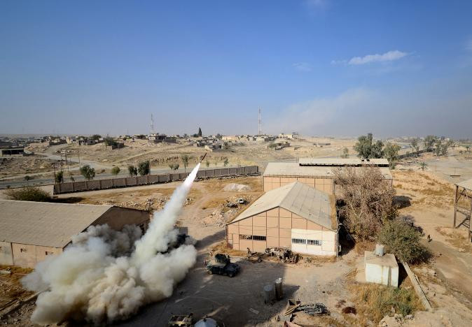 Lực lượng đặc nhiệm Iraq nã tên lửa về phía căn cứ của phiến quân IS.