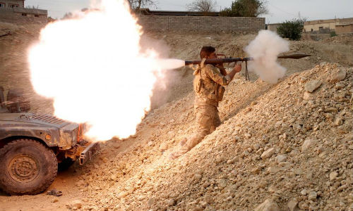 Một binh sĩ Iraq nã pháo vào căn cứ của tổ chức khủng bố IS ở Karamah hôm 10/11.