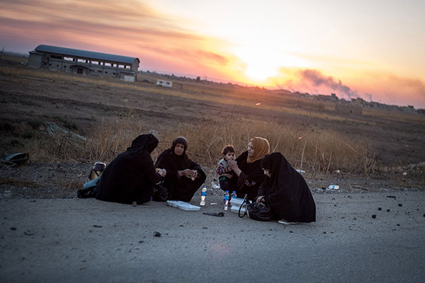 Những người phụ nữ Iraq ngồi nghỉ ven đường.