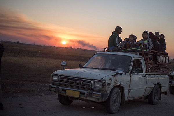 Người dân Iraq trên xe tải trên đường tiến tới một chốt kiểm soát của quân đội Iraq.