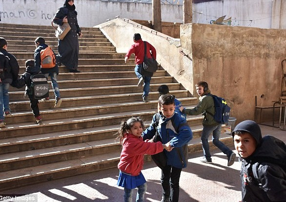 Các em nhỏ Syria bật khóc trong sợ hãi sau khi trường học của các em bị trúng pháo. Ảnh: Getty Images.