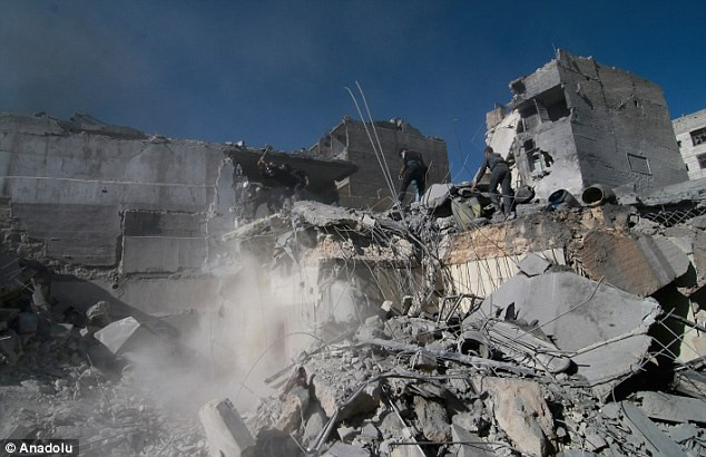 Trước đó, các vụ không kích xảy ra tại một ngôi làng ở vùng nông thôn của tỉnh Aleppo đã khiến 7 thành viên trong một gia đình, trong đó có 4 trẻ em, thiệt mạng. Ảnh: Anadolu.