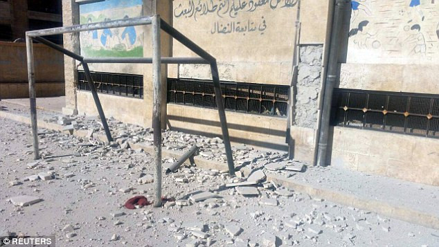 Một góc sân chơi trong trường Saria Hasoun đầy mảnh vỡ sau khi ngôi trường bị tấn công. Ảnh: Reuters.