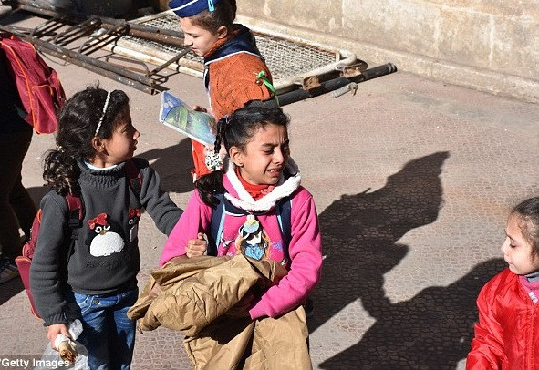 Khi đó, các tay súng phiến quân Syria đã nã rocket trúng vào ngôi trường Saria Hasoun, khiến 10 người thiệt mạng, trong đó có 7 trẻ em. Ảnh: Getty Images.