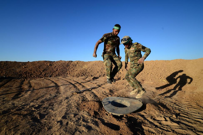 Các tay súng Shi’ite đang tìm cách sửa chữa một bệ phóng tên lửa trong cuộc giao tranh với nhóm IS ở Tal Afar ngày 18/11.