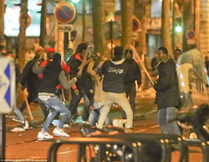 Hiện, chưa rõ nguyên nhân dẫn tới vụ ẩu đả giữa di dân ở Paris.