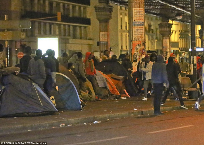 Vụ việc xảy ra trong bối cảnh hàng nghìn người tị nạn đổ về thủ đô Paris sau khi giới chức Pháp phá bỏ khu trại tị nạn Jungle ở thành phố Calais hồi tuần trước.