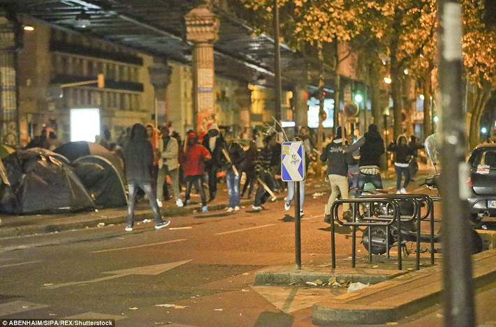 Đường phố Paris trở nên náo loạn vì cuộc xung đột...