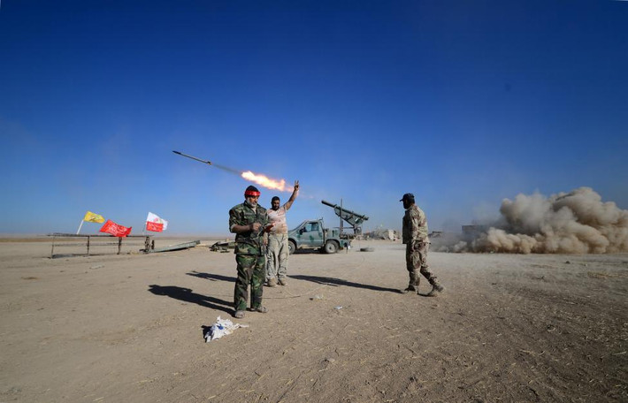 Các tay súng người Shi’ite nã rocket về phía tổ chức khủng bố IS ở ngoại ô Tal Afar, phía tây Mosul.