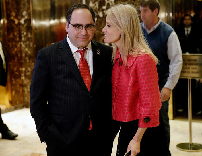 Nữ cố vấn Conway và George Gigicos - Giám đốc hậu cần cho chiến dịch tranh cử của ông Trump trao đổi tại tháp Trump, nơi Tổng thống Mỹ mới đắc cử tổ chức các cuộc gặp ở New York, hôm 17/11.
