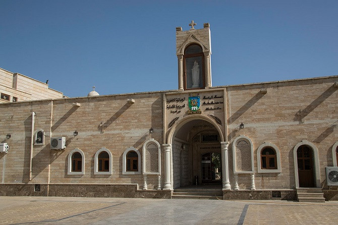 Tu viện Saint Hormizd đã bị bỏ hoang trong suốt hơn 2 năm qua. Tuy nhiên, nhiều công trình chính còn nguyên vẹn. (Nguồn ảnh: Al Jazeera).