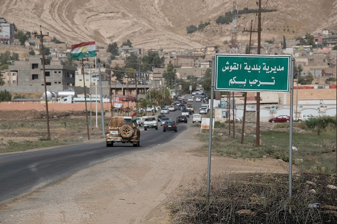 Thị trấn Al-Qosh, cách thành phố Mosul khoảng 50 km về phía bắc, từng là thủ phủ của Đế chế Assyrian. Đây cũng là một trong những thị trấn gần nhất với chiến tuyến Mosul ở tỉnh Nineveh.