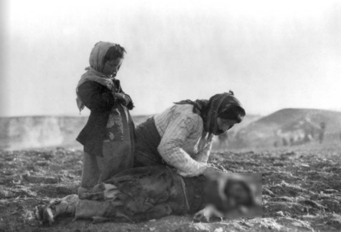 Một phụ nữ Armenia quỳ gối bên cạnh đứa con đã chết của cô ở Aleppo, Syria, vào khoảng năm 1915-1919.