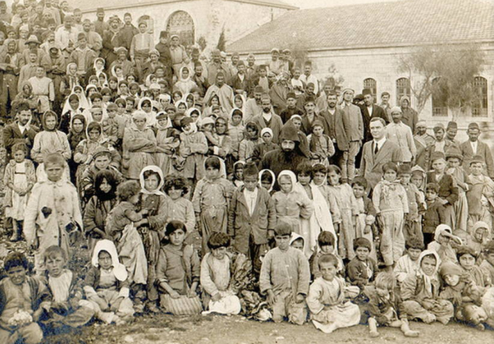 Những nạn nhân may mắn sống sót trong vụ diệt chủng người Armenia đã trốn thoát sang Jerusalem năm 1918. (Nguồn ảnh: ATI).