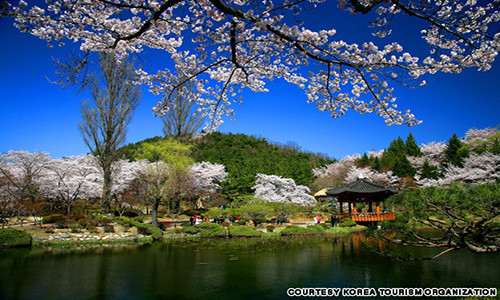 Vọng lâu Bomun ở Gyeongju là một điểm tham quan nổi tiếng của Hàn Quốc, thu hút đông đảo du khách trong nước và quốc tế.