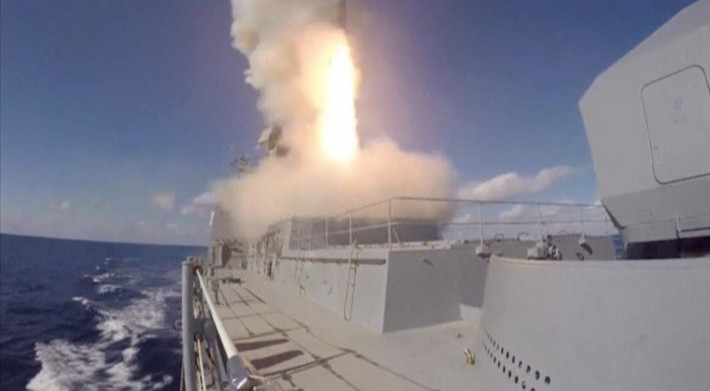 Tên lửa hành trình được phóng từ tàu khu trục Admiral Grigorovich nhằm vào các mục tiêu khủng bố tại Syria. Ảnh: Reuters.