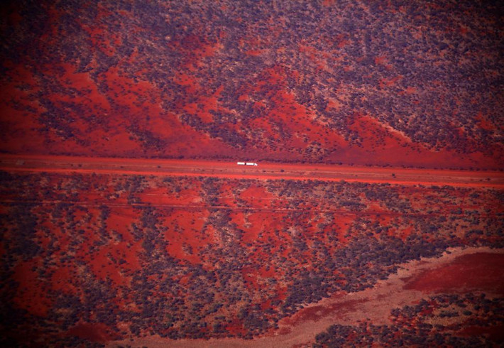 Chiếc xe tải đi trên con đường thẳng tắp ở Pilbara, Tây Australia, ngày 2/12/2013.