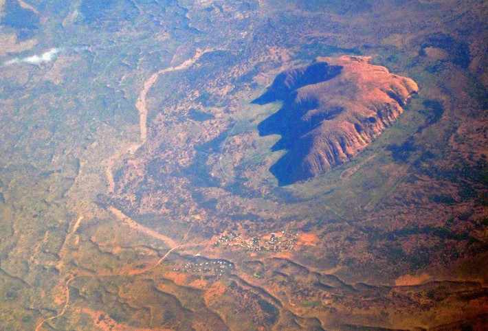 Cộng đồng Mutitjulu ở phía đông khối đá Uluru nhìn từ trên cao ngày 15/6/2016.