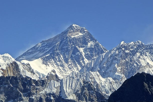 Năm 2005, một cặp đôi người Nepal đã tổ chức đám cưới trên đỉnh núi Everest. Sự kiện diễn ra trong tổng cộng 10 phút và cặp đôi đã phải tranh thủ bỏ mặt nạ dưỡng khí để đọc lời thề.