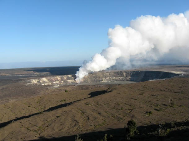 Tổ chức đám cưới gần một núi lửa trong Công viên Quốc gia Núi lửa ở Hawaii, Mỹ, cũng là một ý tưởng độc đáo cho những cặp đôi thích mạo hiểm.