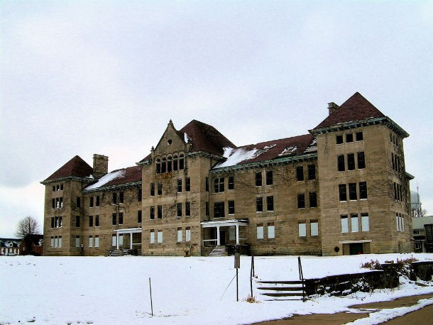 Bệnh viện tâm thần bỏ hoang “Illinois Asylum for the Incurably Insane” ở Peoria, bang Illinois, cũng là một trong những địa điểm kết hôn “độc” nhất trên thế giới.
