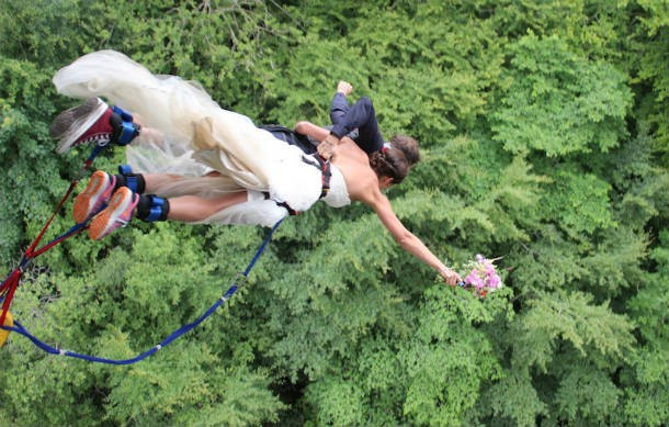 Nhảy bungee ở Scotland chắc chắn là một kỷ niệm khó quên trong ngày trọng đại của các cặp vợ chồng.