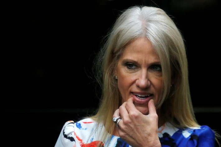 Quản lý chiến dịch tranh cử của ông Trump, bà Kellyanne Conway, rời khỏi tháp Trump sau một cuộc họp ngày 25/8.