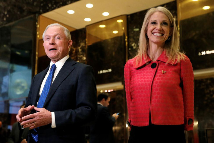 Thượng nghị sĩ Jeff Sessions, một cố vấn của Tổng thống đắc cử Donald Trump, đứng cạnh bà Kellyanne Conway khi phát biểu trước báo giới tại tháp Trump hôm 17/11.