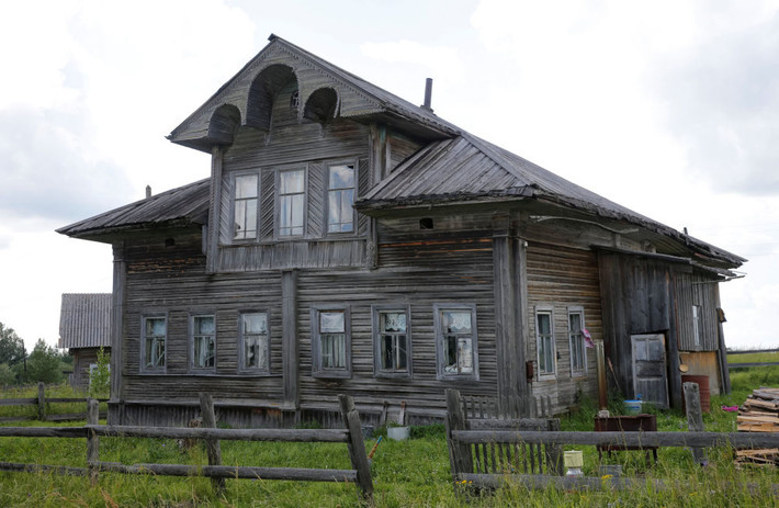 Quang cảnh bên ngoài một ngôi nhà có thiết kế khá đặc biệt ở làng Gridinskaya, vùng Arkhangelsk, ngày 12/7.