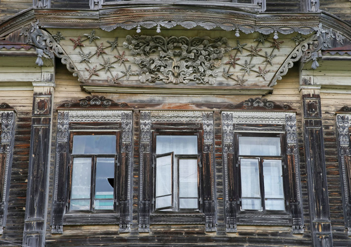 Một phần mặt tiền ngôi nhà lịch sử ở làng Cherevkovo, vùng Arkhangelsk.