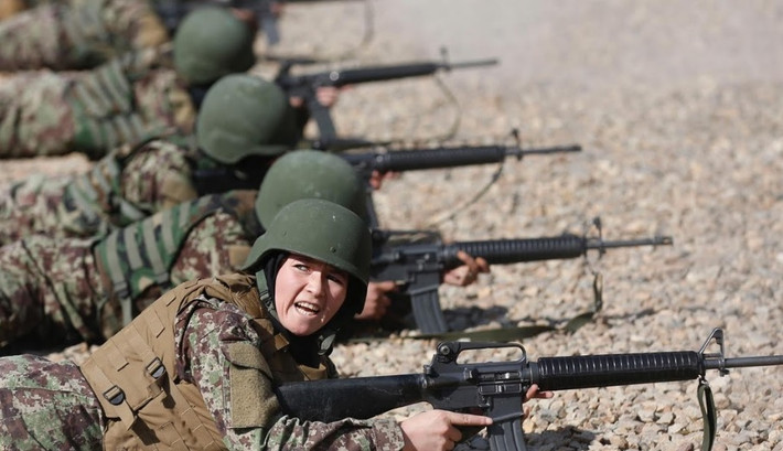 Benafsha Sarwari, một giáo viên 20 tuổi tại học viện Kabul, cũng từng đối mặt với khó khăn này nhưng cô vẫn quyết tâm phục vụ trong quân đội.