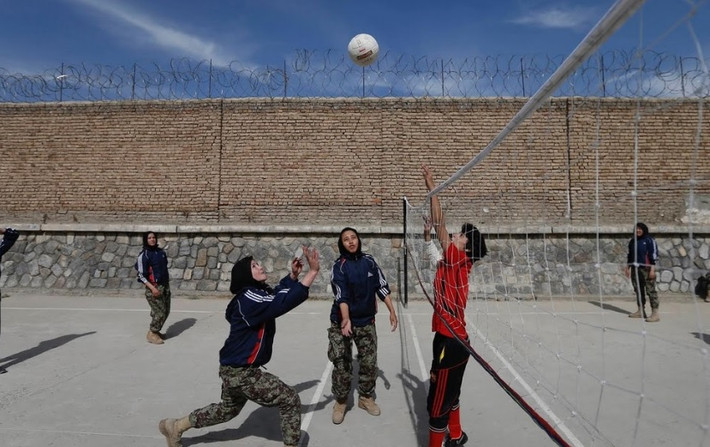Các học viên chơi bóng chuyền tại học viện Kabul.