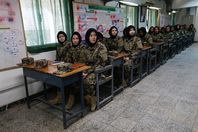 “Tôi quyết định gia nhập quân đội Afghanistan để bảo vệ người dân và chính bản thân mình”, Sakina Jafari, 21 tuổi, chia sẻ.