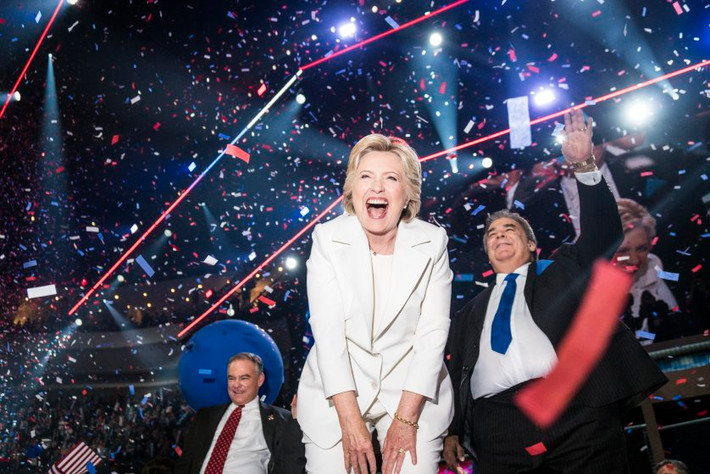 Bà Clinton cười tươi khi chính thức nhận được đề cử của Đảng Dân chủ ra tranh cử chức Tổng thống Mỹ năm 2016.