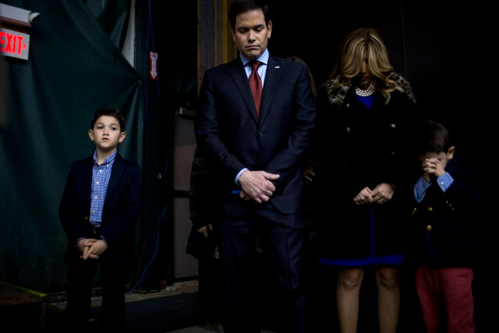 Thượng nghị sĩ Marco Rubio, khi đó là ứng viên của Đảng Cộng hòa, cùng gia đình tại một điểm tổ chức cuộc họp kín ở Clive, Iowa, ngày 1/2/2016.