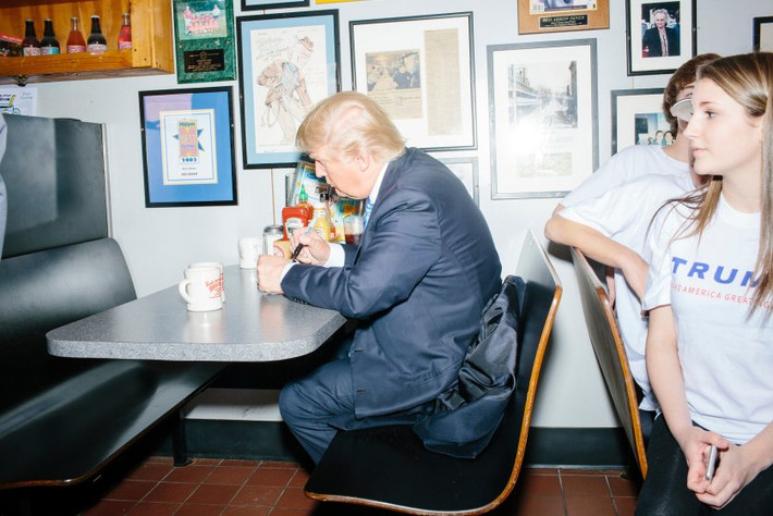 Ông Trump tự tay viết chữ lên những chiếc cốc sau khi phát biểu trước các phóng viên tại Manchester, New Hampshire, trong thời gian vận động tranh cử vào Nhà Trắng năm 2016.