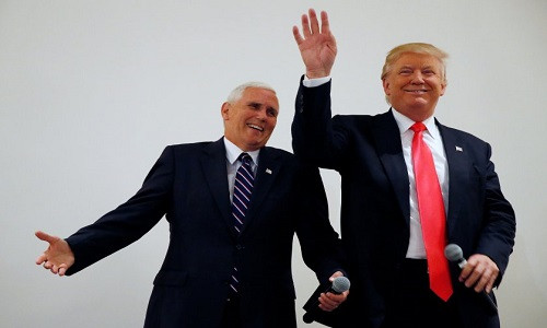 Tổng thống đắc cử Donald Trump đã trở thành người chiến thắng trong cuộc đua vào Nhà Trắng năm 2016, khép lại chặng đường tranh cử đầy thử thách. Ảnh: Ông Donald Trump (phải) và “phó tướng” Mike Pence phát biểu trong cuộc vận động tranh cử tại Roanoke, bang Virginia, ngày 25/7/2016.