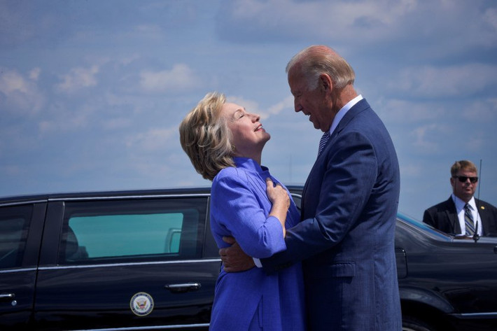Cựu Ngoại trưởng Mỹ Hillary Clinton, ứng viên tổng thống Mỹ của Đảng Dân chủ, chào đón Phó Tổng thống Joe Biden khi ông xuống chiếc Không lực Hai để tham gia chiến dịch vận động tranh cử của bà Clinton tại Scranton, Pennsylvania, ngày 15/8/2016.