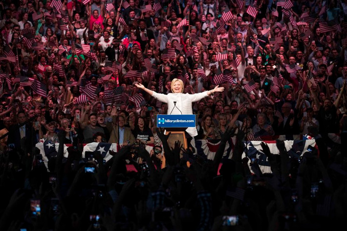 Bà Hillary Clinton phấn khích khi phát biểu trước đám đông người ủng hộ tại New York ngày 7/6/2016.