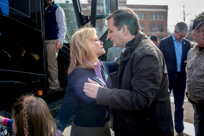 Ứng viên tổng thống Mỹ của Đảng Cộng hòa Ted Cruz ôm vợ trước khi ông lên xe buýt đi vận động tranh cử tại Trung tâm Cộng đồng Greene County ở Jefferson, bang Iowa, ngày 1/2/2016.