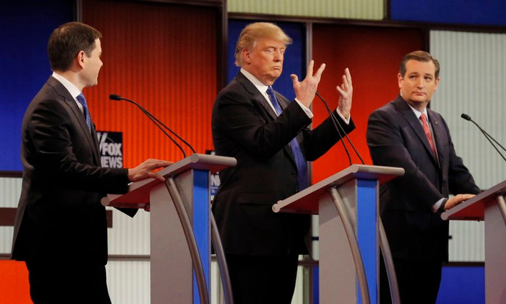 Ông Trump và hai ứng viên Marco Rubio (trái) và Ted Cruz (phải) trên khán đài lúc bắt đầu cuộc tranh luận giữa các ứng viên Đảng Cộng hòa ở Detroit, bang Michiga, ngày 3/3/2016.