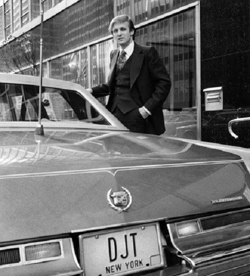 Donald Trump đứng cạnh chiếc xe Cadillac của ông ở thành phố New York năm 1976.