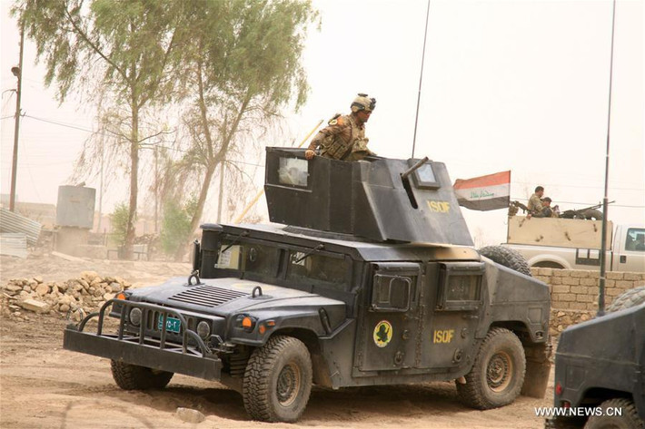 Xe quân sự của lực lượng Iraq trên đường phố quận Gogjali.